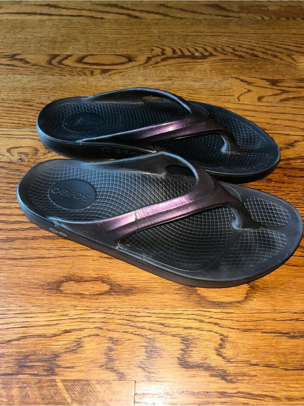 OOFOS Women’s OOriginal Metallic Purple Black Recovery Sandals Size 9